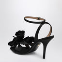 Sandali con fiore in raso nero Ferragamo