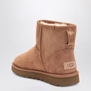 حذاء UGG كلاسيك ميني II بلون الكستنائي