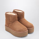 حذاء UGG كلاسيك ميني بلاتفورم بلون الكستنائي