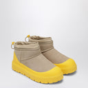 Botas híbridas impermeables UGG Classic Ultra Mini color mostaza
