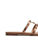 Sandalia baja tipo slide Rockstud de Valentino Garavani en napa laminada