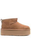 حذاء UGG Australia باللون البيج