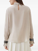 Camiseta de gola alta Brunello Cucinelli em crêpe de Chine de seda com pulseiras preciosas