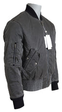 Chaqueta gris tipo bomber con mangas y bolsillos con cremallera