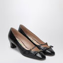 Scarpin Valentino Garavani Bowow preto com efeito de crocodilo