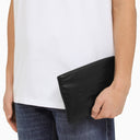 Bolsa clutch preta acolchoada de couro Saint Laurent com logo