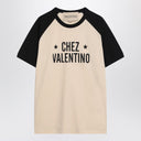 Butter/schwarzes T-Shirt mit Chez Valentino Aufdruck