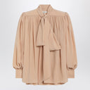 Blusa color arena fruncida de Chloé con lazo lavallière
